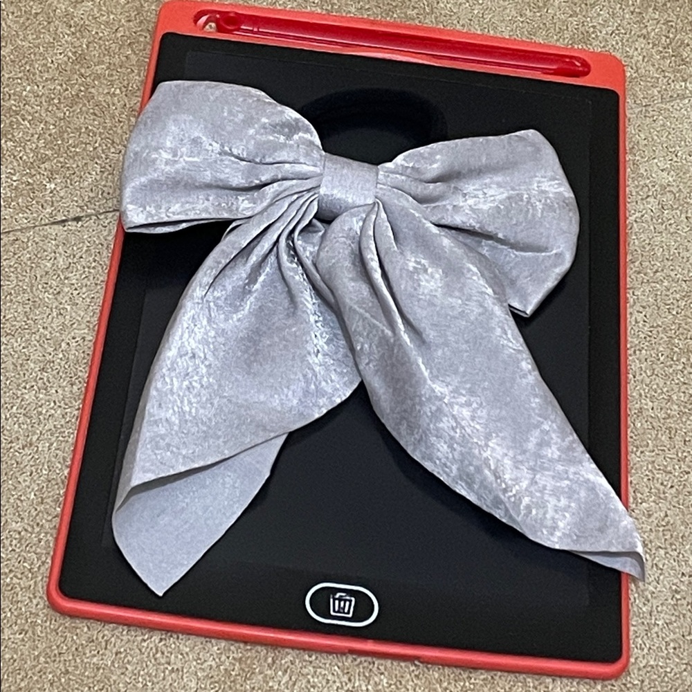 Grey bow 🎀 - Picture 1 of 2